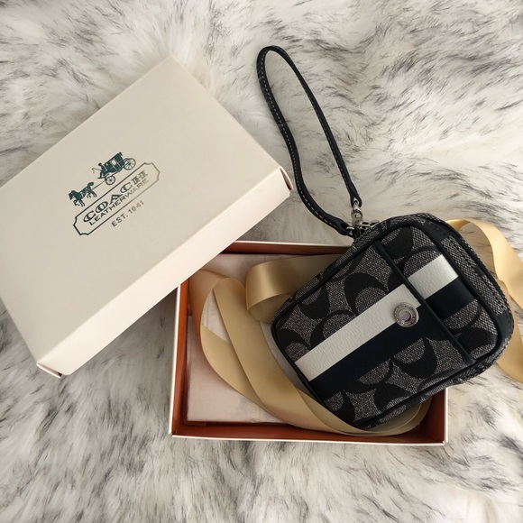 Authentic Coach Wristlet Bag - Picture 4 of 15